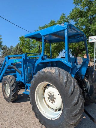 Tractor Ebro Kubota 8070 con pala