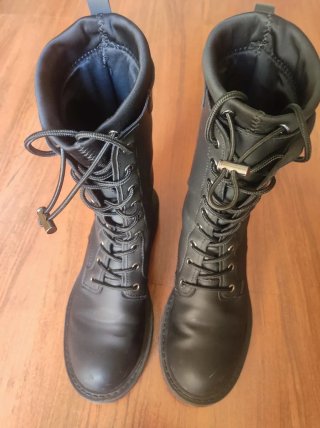 Botas altas negras con cordones