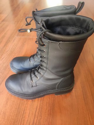 Botas altas negras con cordones