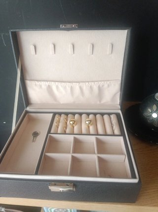 Caja joyero dos alturas beige y negro con llave