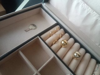 Caja joyero dos alturas beige y negro con llave