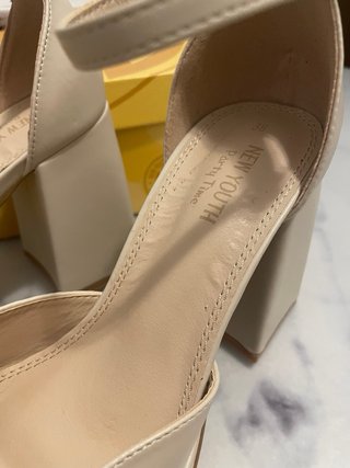 Zapatos de tacón beige