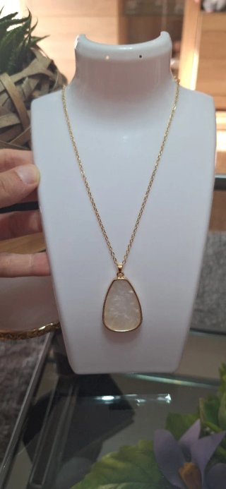 Colgante nacarado y dorado
