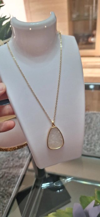 Colgante nacarado y dorado