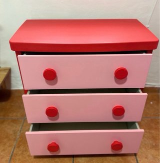 Cómoda infantil Ikea rosa y rojo
