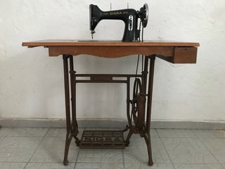 Máquina de coser Sigma antigua