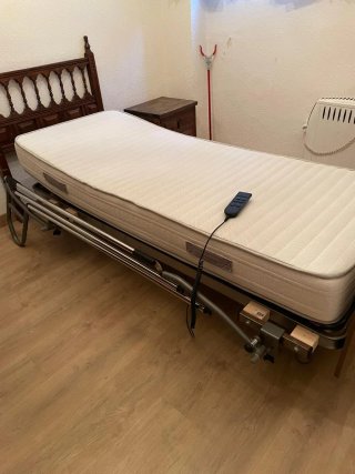 Cama articulada con barandillas