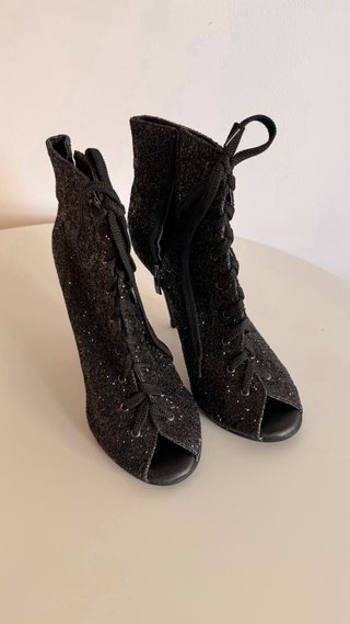 Botines de tacón de aguja con purpurina y cordones