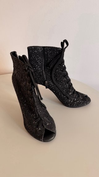 Botines de tacón de aguja con purpurina y cordones