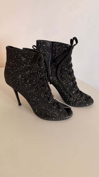 Botines de tacón de aguja con purpurina y cordones