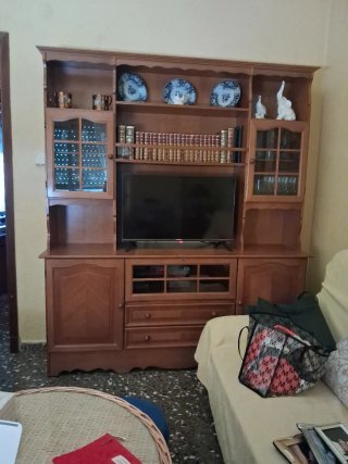 Librería madera con vitrinas y puertas