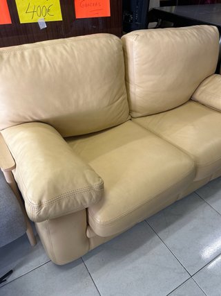 Sofá de 2 plazas de piel amarillo