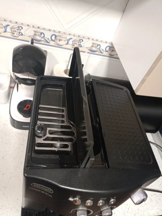Cafetera Delonghi Magnifica Negra