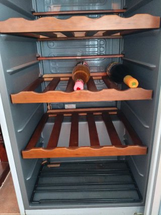 Vinoteca de madera y metal