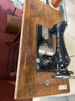 Máquina de coser Alfa antigua
