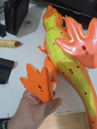 Dinosaurio de juguete naranja y azul