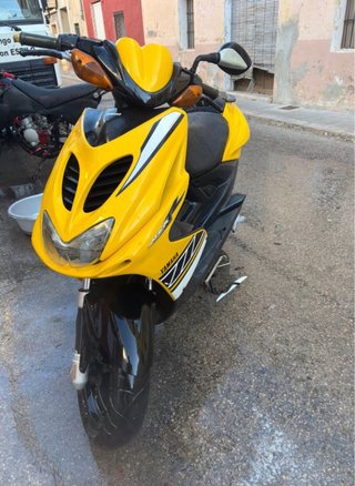Yamaha Aerox Amarillo Scooter falta puesta punto