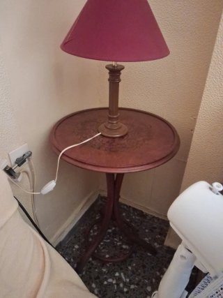 Mesa auxiliar redonda de madera con lámpara