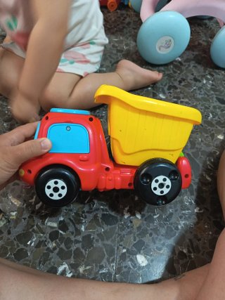 Camión de juguete Vtech rojo y amarillo