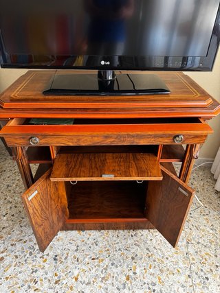 Mueble TV clásico madera con sobremesa giratoria.