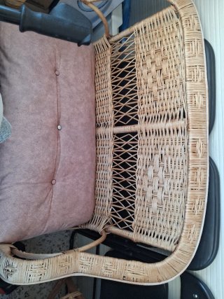 Mesa redonda 2 sillones y un banco mimbre y crista
