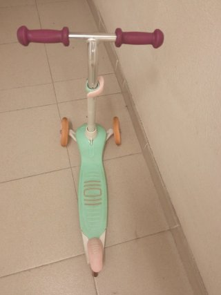 Patinete de 3 ruedas con luces para niño o niña.