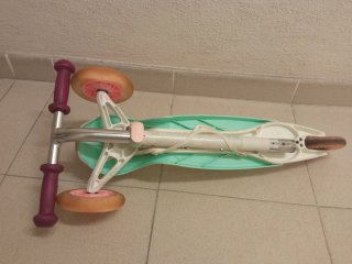 Patinete de 3 ruedas con luces para niño o niña.