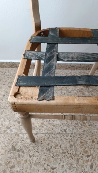 Silla de madera con asiento de rejilla