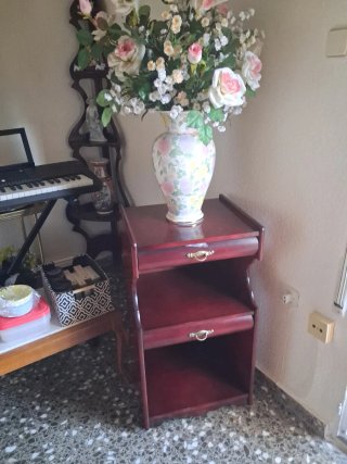 Mesa auxiliar de madera oscura