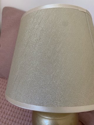 Lámpara de mesa dorada con tulipa dorada