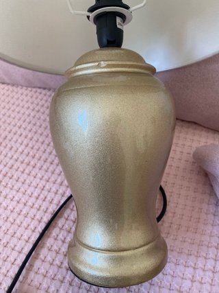 Lámpara de mesa dorada con tulipa dorada