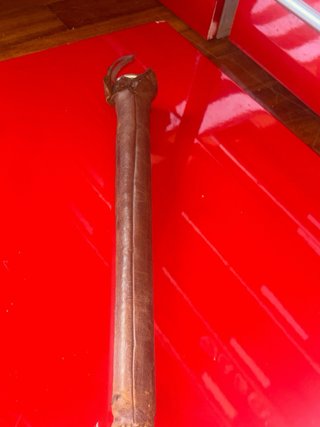 Trípode antiguo negro