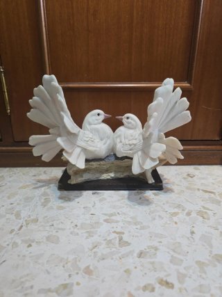Figura de dos palomas blancas