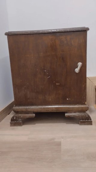 Juego de sillas de madera con tapicería y mesilla.