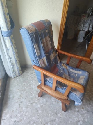 Mecedora de tela y madera