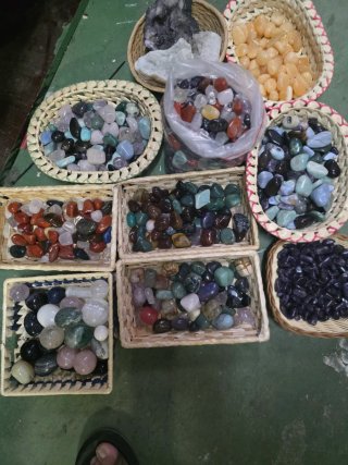 Lote de piedras decorativas y minerales
