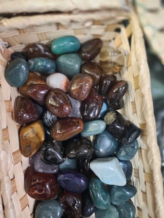 Lote de piedras decorativas y minerales
