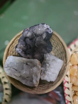 Lote de piedras decorativas y minerales