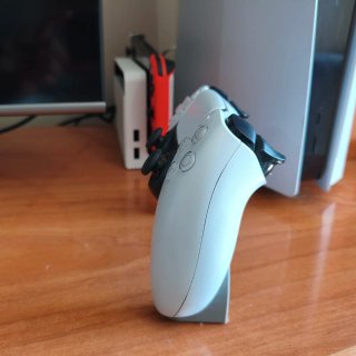 Soporte minimalista para mando PS5 DualSense