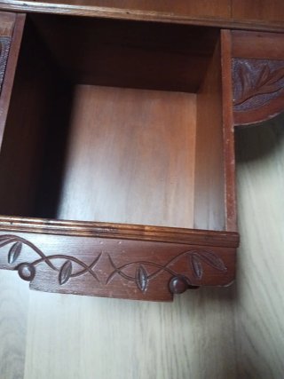 Estantería de madera tallada