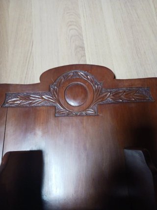 Estantería de madera tallada