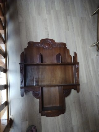 Estantería de madera tallada