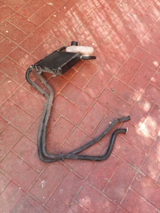 Radiador Yamaha Aerox con depósito