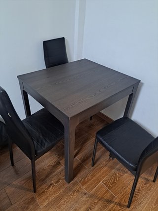 Mesa de comedor de madera oscura