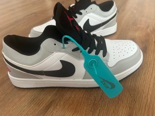 Nike Air Jordan 1 Low Gris Blanco Talla 44 pequeña
