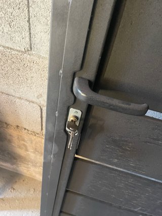 Puerta metálica de entrada