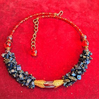 Collar azul y rojo con cadena dorada