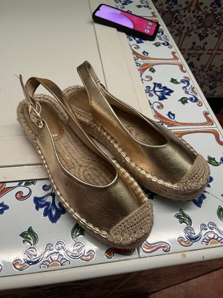 Sandalias doradas Stradivarius