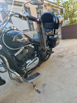 Moto Clásica Cruiser Negra y Plateada