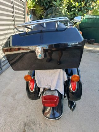 Moto Clásica Cruiser Negra y Plateada